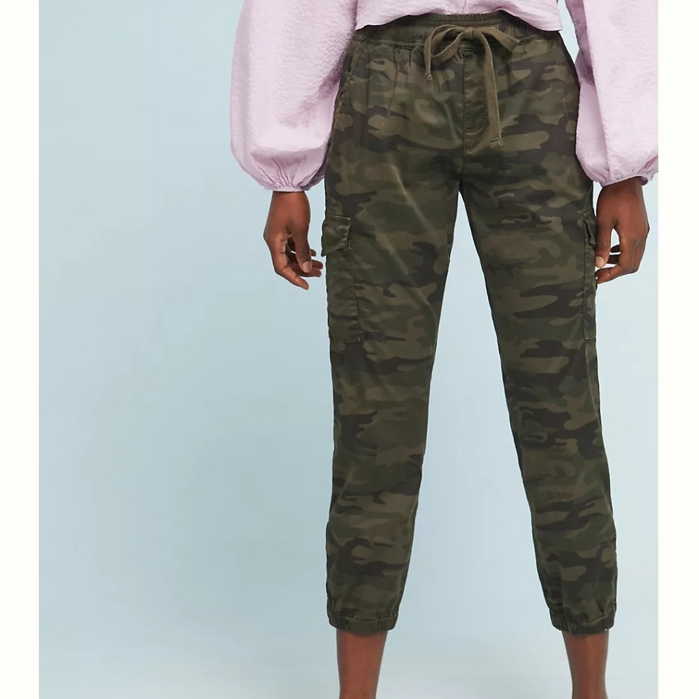 Anthropologie trooper camo cropped linen cargo capris size small petite